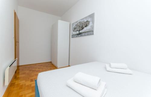 Two bedroom apartment Smile with spacious terrace and secure private garage, Split (photo 6)