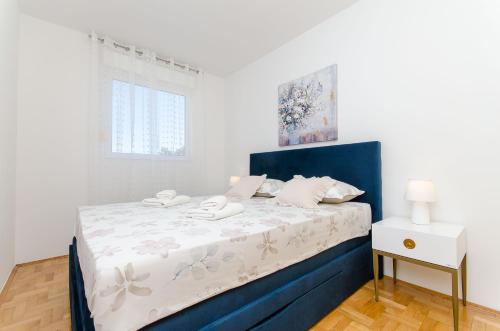 Two bedroom apartment Smile with spacious terrace and secure private garage, Split (photo 2)