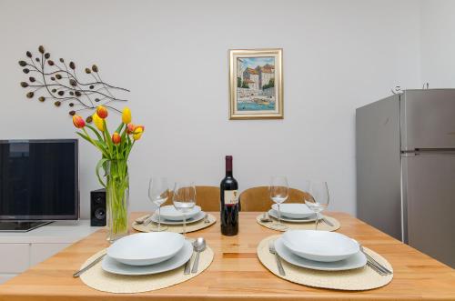 Two bedroom apartment Smile with spacious terrace and secure private garage, Split (photo 10)