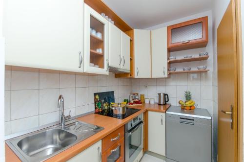 Two bedroom apartment Smile with spacious terrace and secure private garage, Split (photo 8)