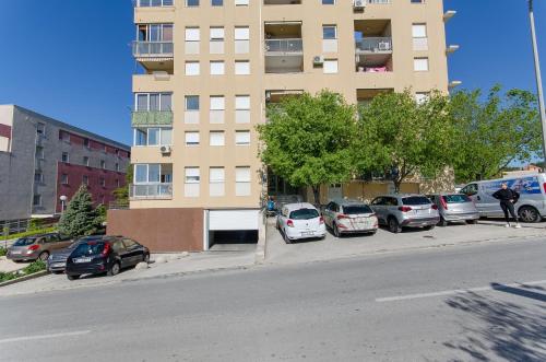 Spacious apartment Smile with terrace and secure garage, Split
