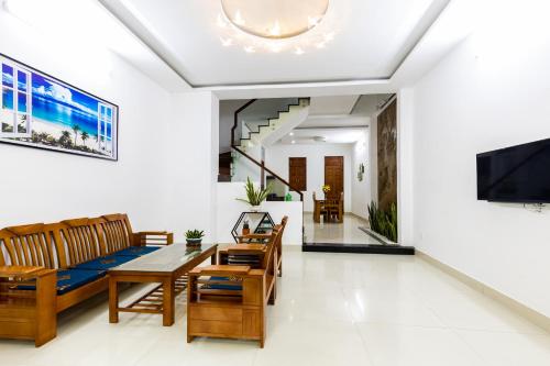 Simple House Near My Khe Beach and Night Street