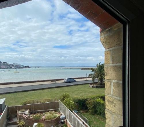 Cozy coastguard cottage with sea views in East Cowes