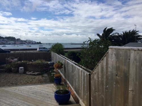 trädgård, Cozy coastguard cottage with sea views in East Cowes