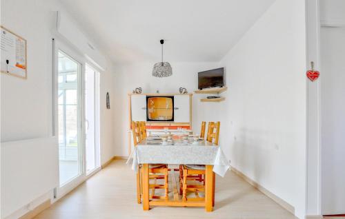 Nice Home In Creances-plage With 2 Bedrooms And Wifi