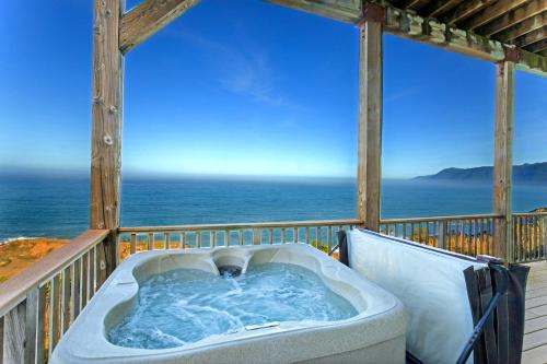 Incredible Ocean View, Oceanfront! Hot Tub! Shelter Cove, CA