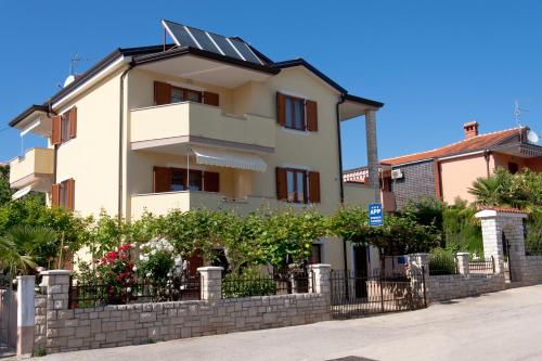  Apartments with a parking space Novigrad - 7108 in Novigrad