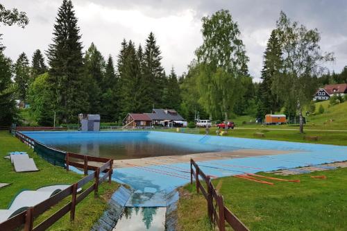 Swimming pool, ENJOYHARRACHOV - Atraktivni slunne studio Certovka v centru Harrachova s garazovym parkovanim, Wifi- in Harrachov