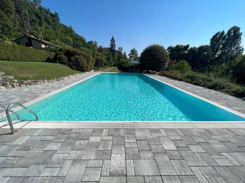 Casa fronte lago con piscina