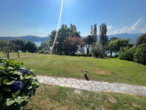 Casa fronte lago con piscina