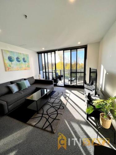 Fab in Phillip - 2bd 2bth Apt - Close to CBR Hospital