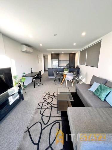 Fab in Phillip - 2bd 2bth Apt - Close to CBR Hospital