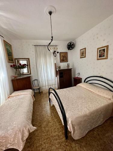 PENSIONE ITALIA Room Type - Economy Triple Room with Shared Bathroom