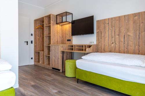 2 twin beds