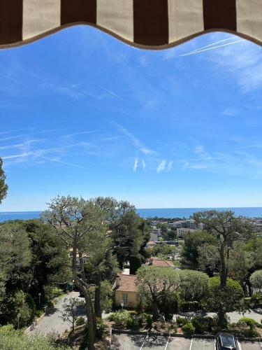 Bel appartement avec vue mer — Hotel in Cagnes-sur-Mer