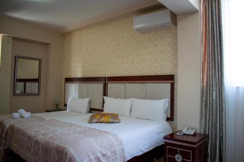 1 king bed, 1 twin bed
