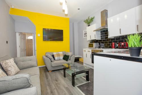 Kitchen, Entire 5 Bed House - Weekly Discounts - By Centre in Kensington