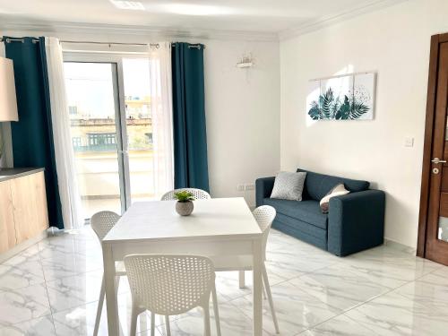Condo with Patio overlooking Piazza, Gżira (zdjęcie 2)