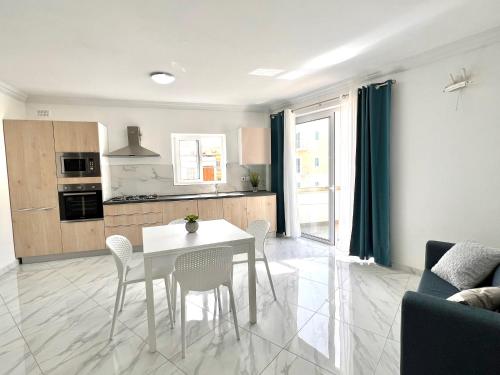 Condo with Patio overlooking Piazza, Gżira (zdjęcie 5)