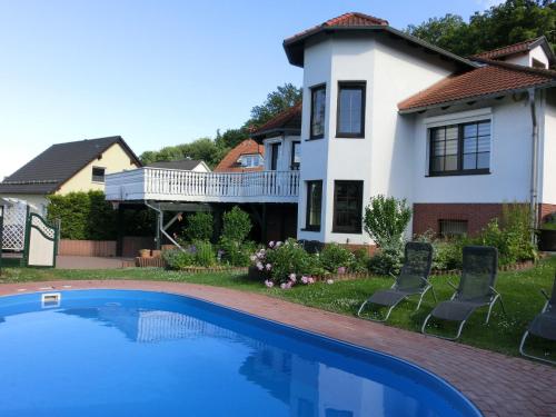 Spacious villa with private swimming pool - Accommodation - Ballenstedt