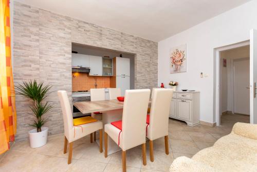 One-Bedroom Apartment image 10