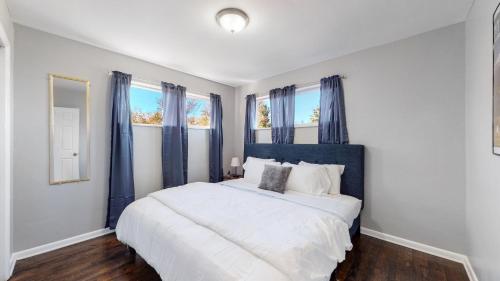 Littleton 3 King Beds Upper Unit Near Main Street
