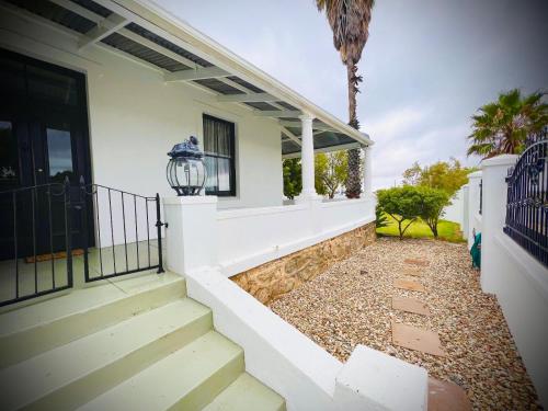 Bejárat, Be Still and Know in Darling