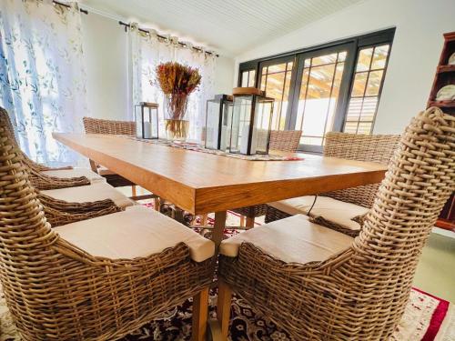 Üzleti központ, Be Still and Know in Darling