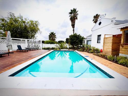 Úszómedence, Be Still and Know in Darling