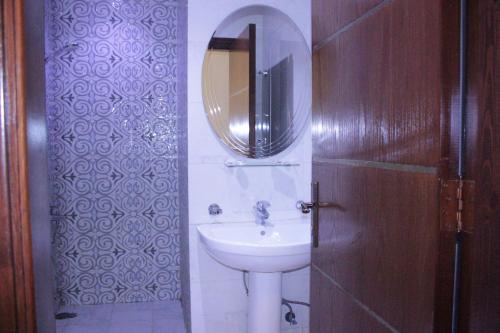 One-Bedroom Apartment image 2