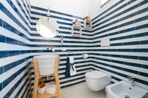 Ванна кімната, Appartamento luminoso e romantico ANyMA in Маса Любренсе