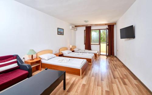 3 twin beds