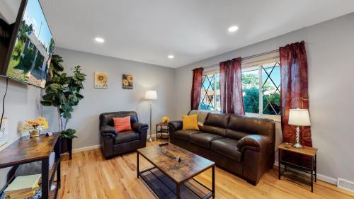 Denver Remodeled 2 King Beds Large yard Upper Unit