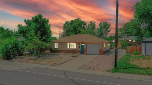 Arvada 2 King Bed, Updated Private Light Rail Yard