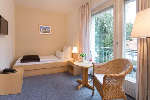 Single Room image 7
