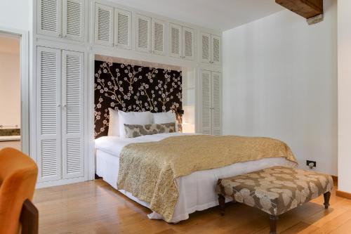 Superior King Room image 9