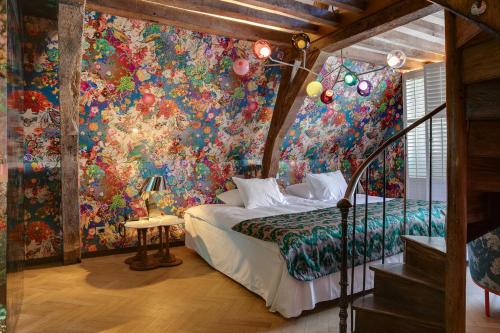 Deluxe King Room image 9