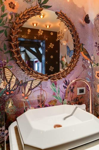 Deluxe King Room image 8