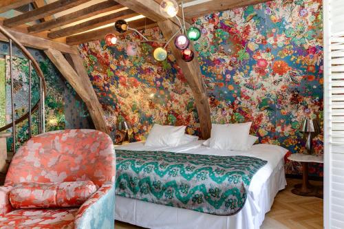 Deluxe King Room image 7
