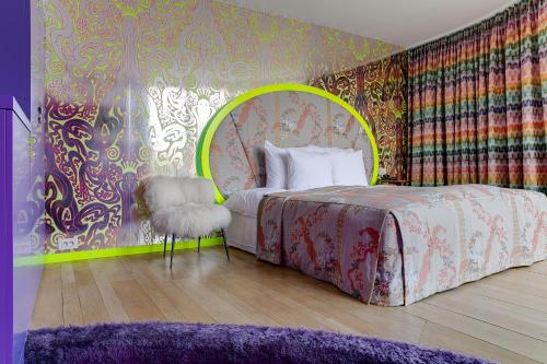 Deluxe King Room image 6