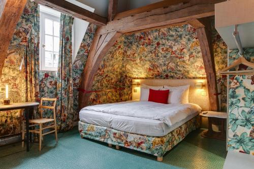 Deluxe King Room image 3