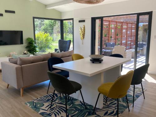 Magnifique villa avec piscine au coeur des vignes in โคโกลิน