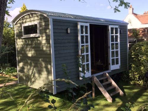 The Nutbourne Hut - shepherd's hut - pint-sized luxury gîte à louer Nutbourne Railway Station