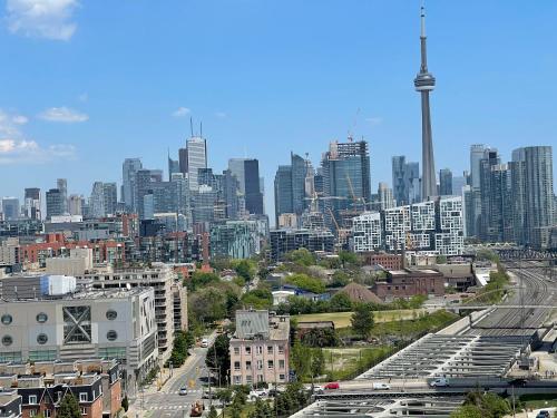 TORONTO SKYLINE VIEW CONDO LIBERTY VILLAGE (Private Room & Bath) - Accommodation - Toronto