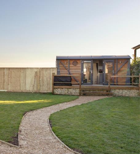 Holly Lodge - Quirky Shepherd's Hut With Hot Tub - Bespoke Made From A Salvaged Railway Carriage gîte à louer Wigtoft