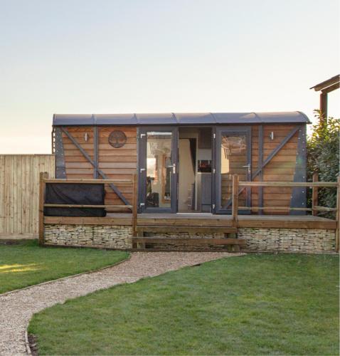 Holly Lodge - Quirky Shepherd's Hut With Hot Tub - Bespoke Made From A Salvaged Railway Carriage - Whaplode