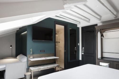 Quadruple Room (2 Adults + 2 Children) image 10