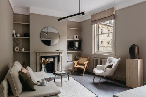 The Curator's Apartment - Spacious 2 Bedrooms, Bath
