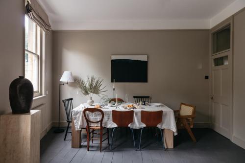The Curator's Apartment - Spacious 2 Bedrooms, Bath (fotografie 3)