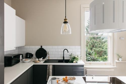 The Curator's Apartment - Spacious 2 Bedrooms, Bath (fotografie 5)